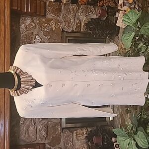 Dana Buchman Elegant Embroidered White Button-Up Tunic Length Blazer Size: 12
